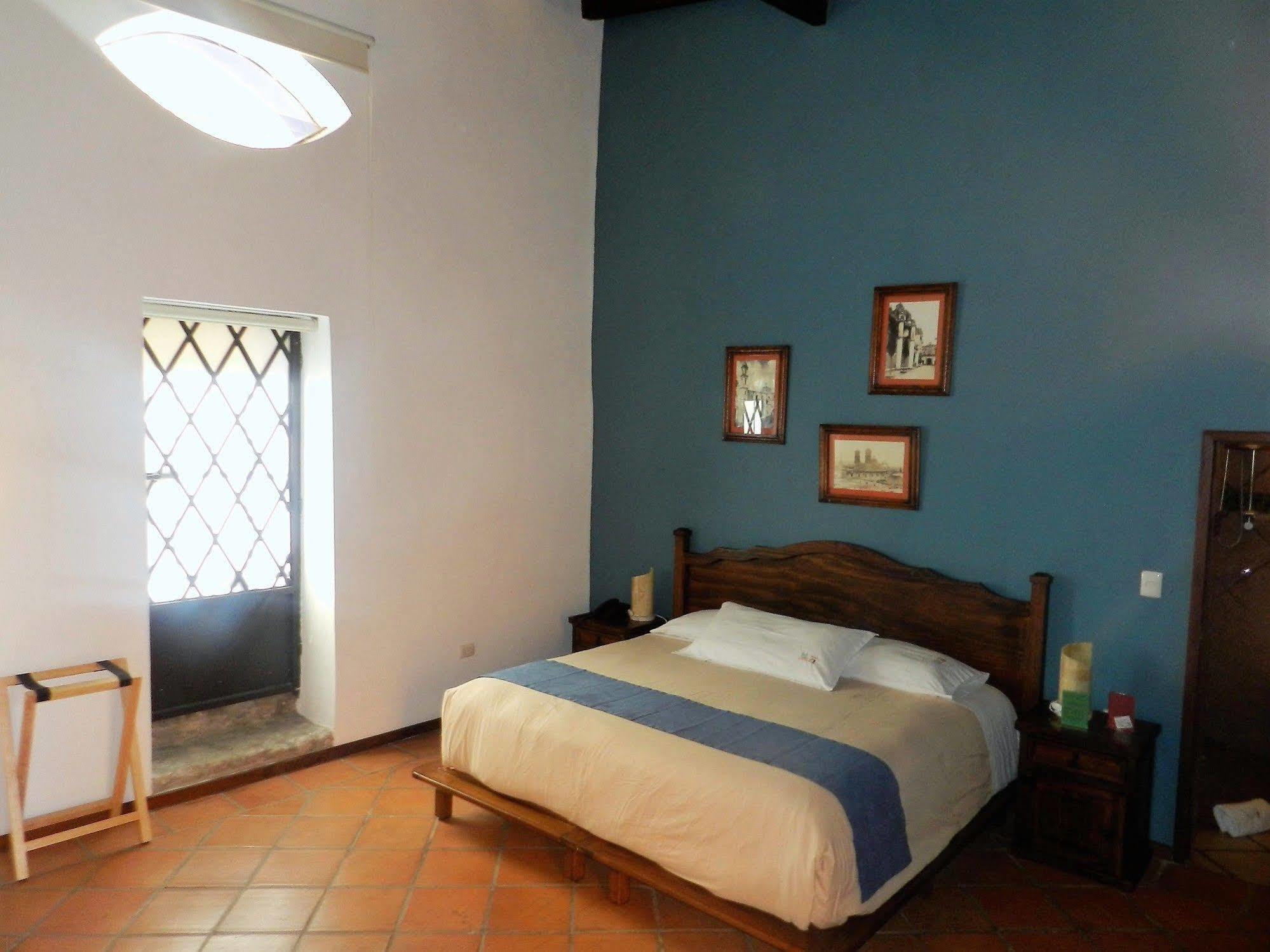 Collection O Al Otro Lado Del Rio, Puebla Hotel Exterior foto A room at Hotel San Cristóbal